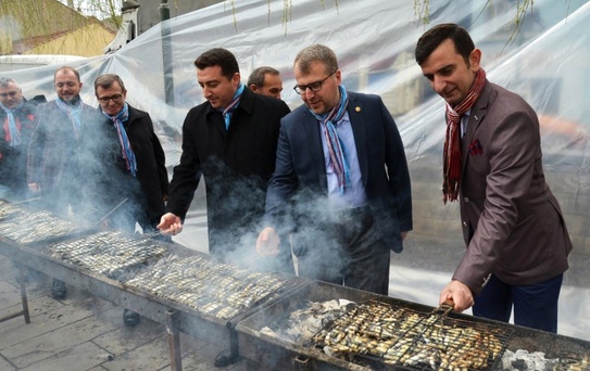 Festivalin Son Gününde Protokol Üyeleri Hamsi Pişirip Vatandaşlara İkram Etti