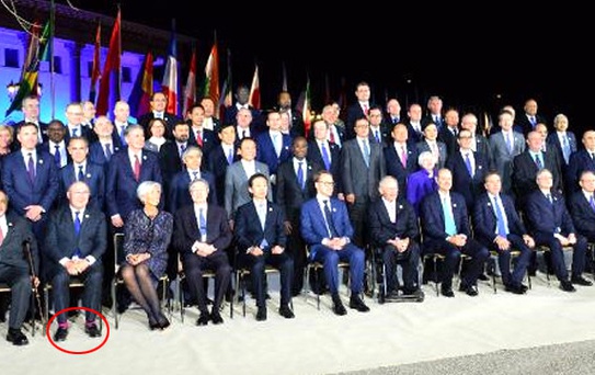 G-20'de Fransız Bakan'ın Eflatun Çorapları Olay Oldu!
