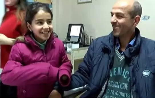 İşitme Engelli Baba Kızının Sesini İlk Kez Duyunca Tepkisi...