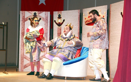 Sinop'ta 'Kral Çıplak' Sahnelendi