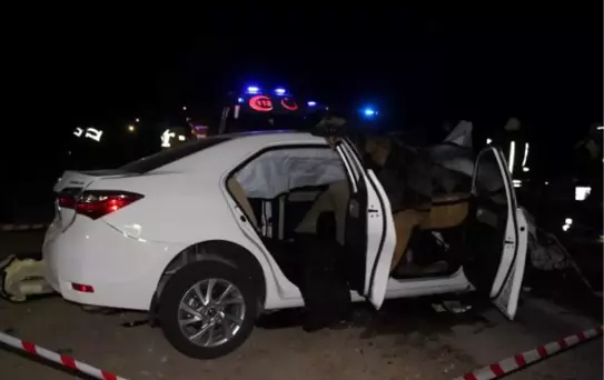 Otomobille Hafif Ticari Araç Çarpıştı: 2 Ölü, 10 Yaralı