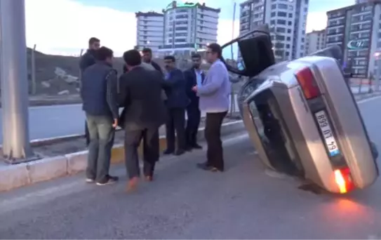 Devrilen Araçta Sıkışan Sürücüyü, Vatandaşlar Kurtardı