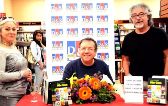 Gani Müjde, İmzaladığı Kitabına Okurunun Karikatürünü de Çizdi