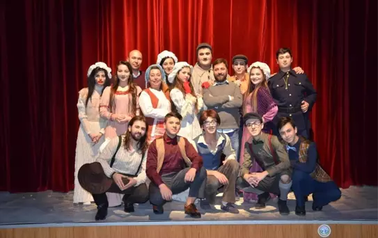 Bozüyük Belediyesi Tiyatro Topluluğu'nun Sahnelediği 'Kulaktan Kulağa' Adlı Oyunu Bin 600 Kişi...