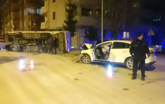 Otomobille Çarpışan Servis Minibüsü Devrildi