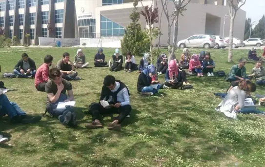 Hrü Öğrencilerinden Kitap Okuma Etkinliği