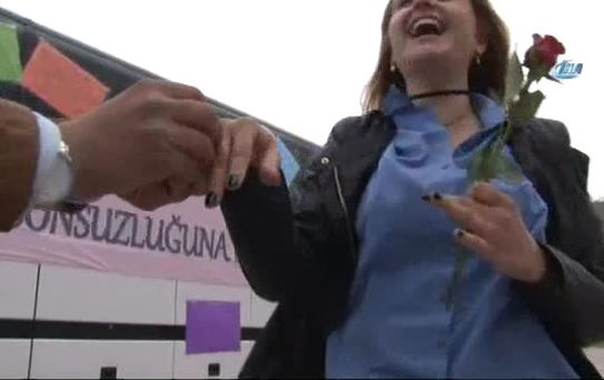 Aşk Otobüsüyle Evlenme Teklifi