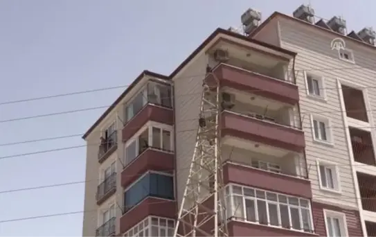 Evin Balkonuna Yüksek Gerilim Hattı Direği Devrildi
