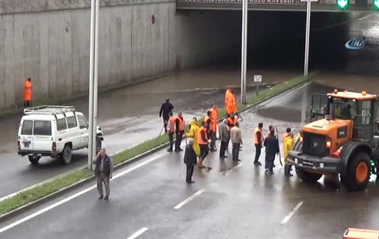 Diyarbakır Sular Altında...sağanak Yağış Hayatı Felç Etti