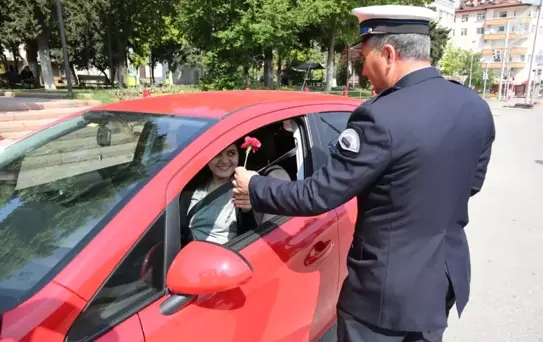 Polis, Durdurduğu Sürücülere Leblebi İkram Etti