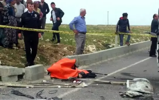 Beton Mikseri, Midibüsle Çarpıştı: 2 Ölü, 17 Yaralı