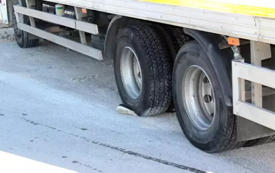 Ekmek Almaya Giderken Kamyon Çarptı