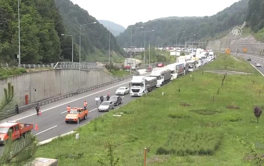 Bolu Dağı Tüneli'nde Kalan Tır Ulaşımı Aksattı
