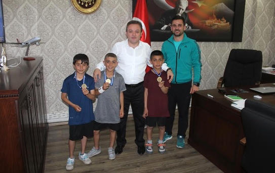 Ağrılı Miniklerden Teniste Başarı