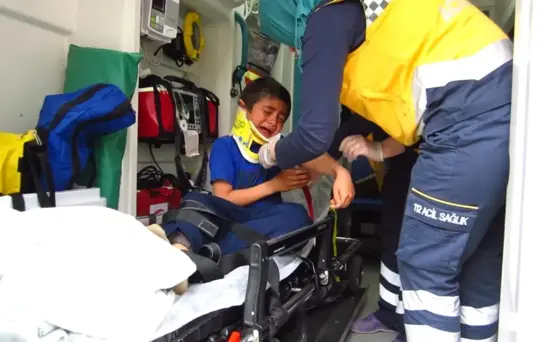 Bisikletiyle Park Halindeki Otomobile Çarpan Çocuk Yaralandı