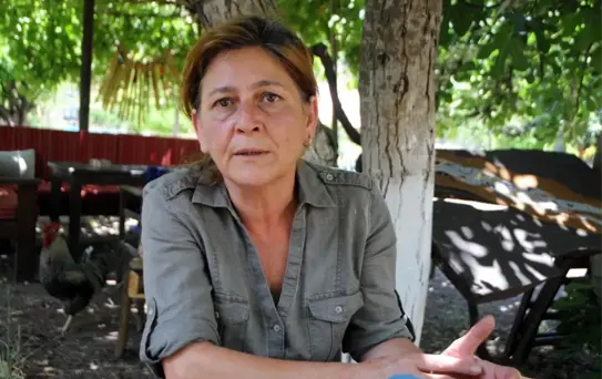 Kırmızı Fularlı Kız'ın Anne Babası Gözaltına Alındı