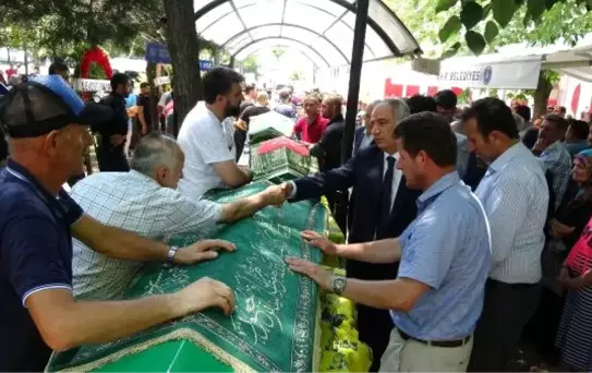 Başbakanın Konvoyunu Durdurup Baktığı Kazada Ölenler Toprağa Verildi