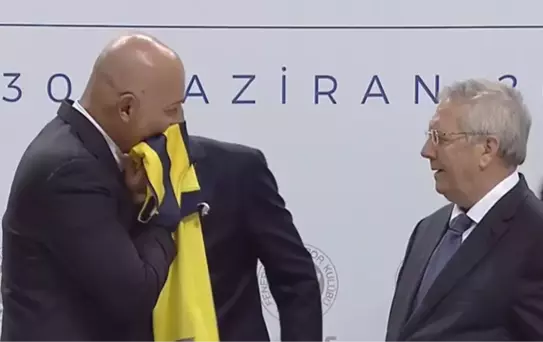 Fenerbahçe ile Sponsorluk Anlaşması Yapan Ferit Şahenk, Formayı Öptü