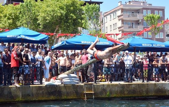 Yağlı Direkte Yarıştılar