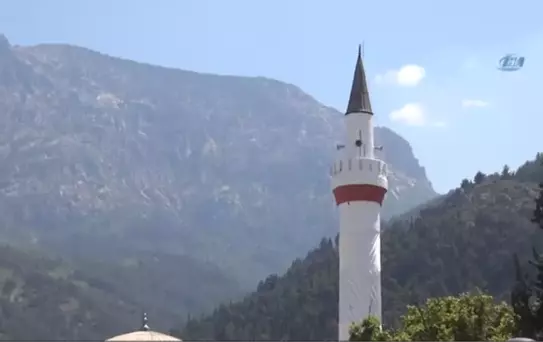 Cumhurbaşkanının Talimat Verdiği Caminin Minaresi Boyanıyor