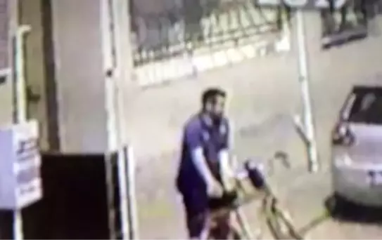 Sokak Ortasında Mastürbasyon Yaparken Kameraya Yakalandı