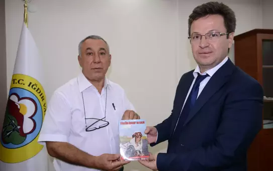 Serdar Ünsal'dan Vali Ünlüye Kitap Hediyesi