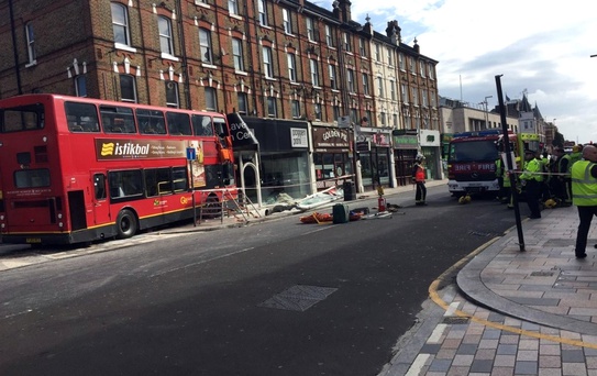Londra'da Yolcu Otobüsü Mağazaya Girdi