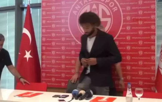 Antalyaspor, Nazım Sangare ile 3 Yıllık Sözleşme İmzaladı