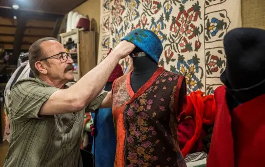 Dede Sanatının İnceliklerini Torunlarına Aktarıyor