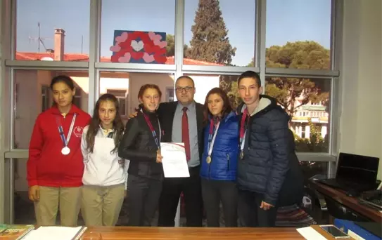 Burhaniye'de Özel Şampiyonlara Müdür Teşekkürü