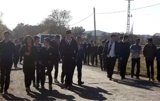 Yemek İçin Her Gün 2 Kilometre Yürüyorlar