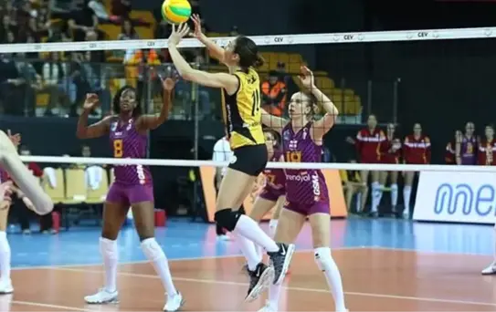 Cev Şampiyonlar Ligi'ndeki Türkiye Derbisinde Kazanan Vakıfbank