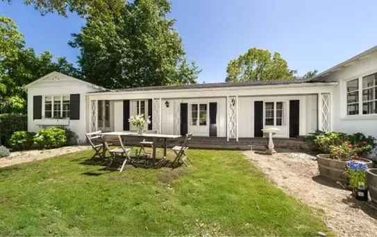 Zooey Deschanel'in Evi Satılık!