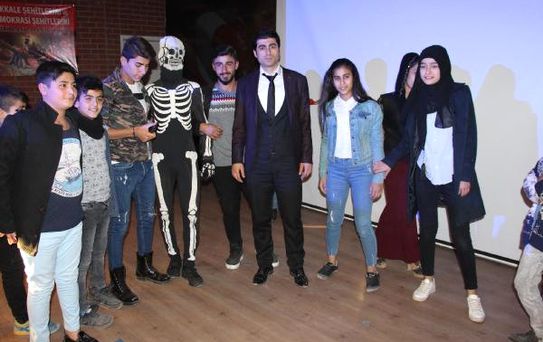 İstanbul'da Çekilen Filmin İlk Gösterimi Sinema Salonu Olmayan Silopi'de Yapıldı