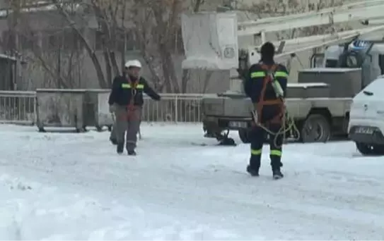 Kar Kaplanları' Vatandaşlar Elektriksiz Kalmasın Diye Ölüme Meydan Okuyorlar