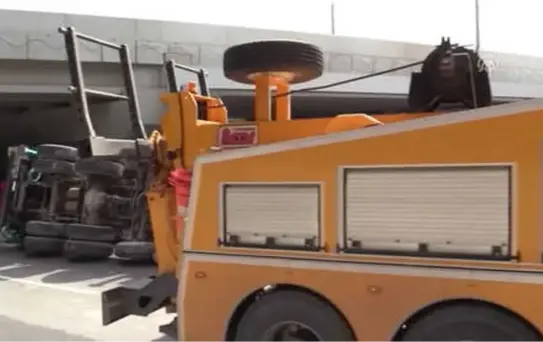 Bakırköy'de Vinç Üst Geçide Çarptı