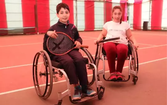 Engellerini Sporla Aşan Minik Tenisçiler