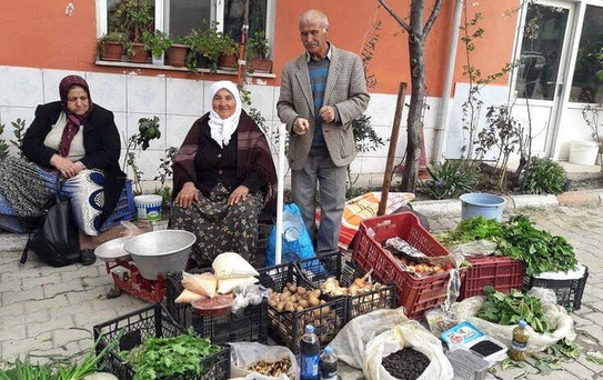70 Yaşındaki Kadın Pazarcılık Yapıyor