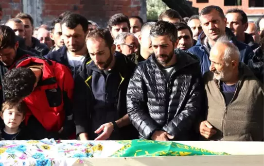 Karadenizli Sanatçı Resul Dindar, Annesini Son Yolculuğuna Uğurladı