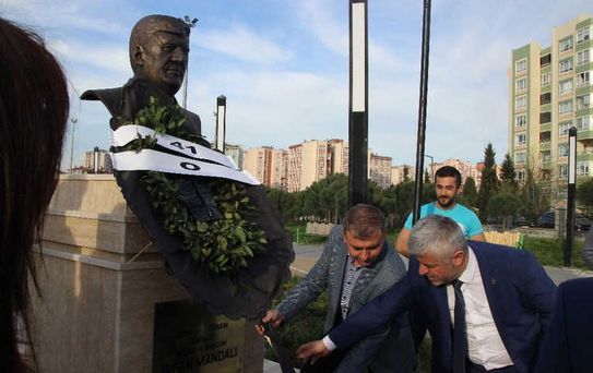 Büstünü Diken CHP'li Belediye Başkanına Siyah Çelenkli Tepki