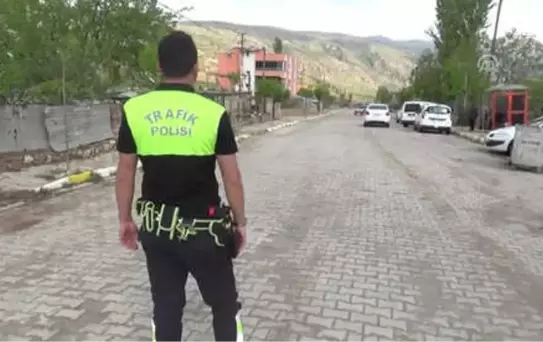 Polisten Sürücülere Siirt Fıstığı İkramı