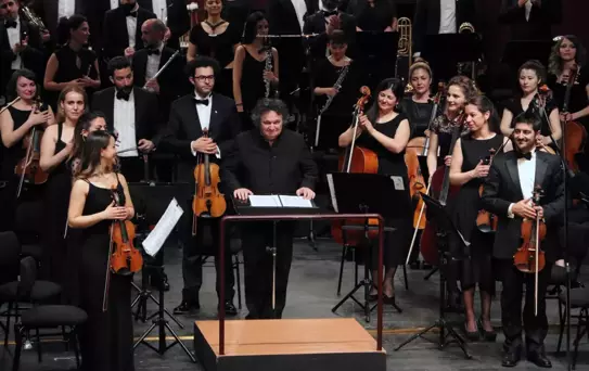 Senfonide Şef Souıllot'dan Müthiş Performans