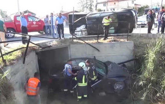 Kamyonet ile Otomobil Çarpıştı: 3 Yaralı