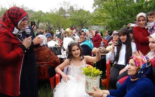 Erciş'te 'Bicek Çıkartma' Oyunu Yeniden Canlandırıldı