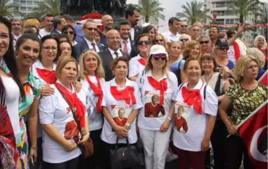 İzmir'de CHP'lilerden 'İzmir Marşı' ile Kutlama