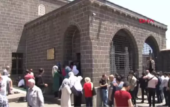 Diyarbakır Diyarbakır'daki Sahabe Türbelerine El İşlemeli Yeni Örtüler Serildi