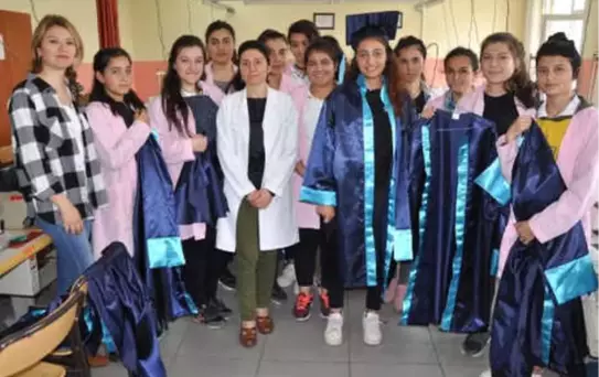 Mezuniyet Cübbelerini Kendileri Dikti