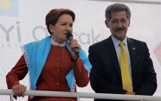Akşener Yağmur Nedeniyle Mitingi Yarıda Kesti