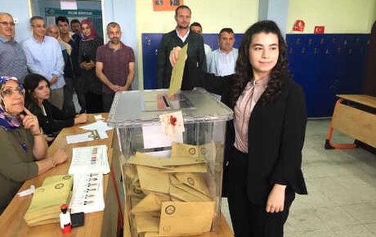 AK Parti'nin En Genç Milletvekili Adayı Oyunu Kullandı