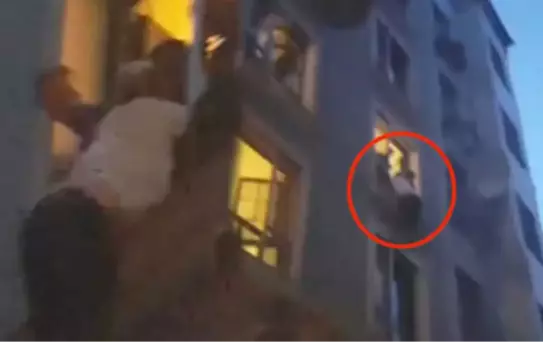 Beyoğlu'nda, Uyuşturucunun Etkisiyle İntihara Kalkışan ABD'li Turist Son Anda Kurtarıldı